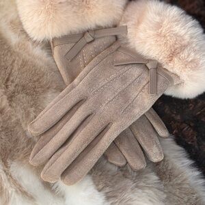 2 Chic Beige Faux-Fur Trim Women's Gloves